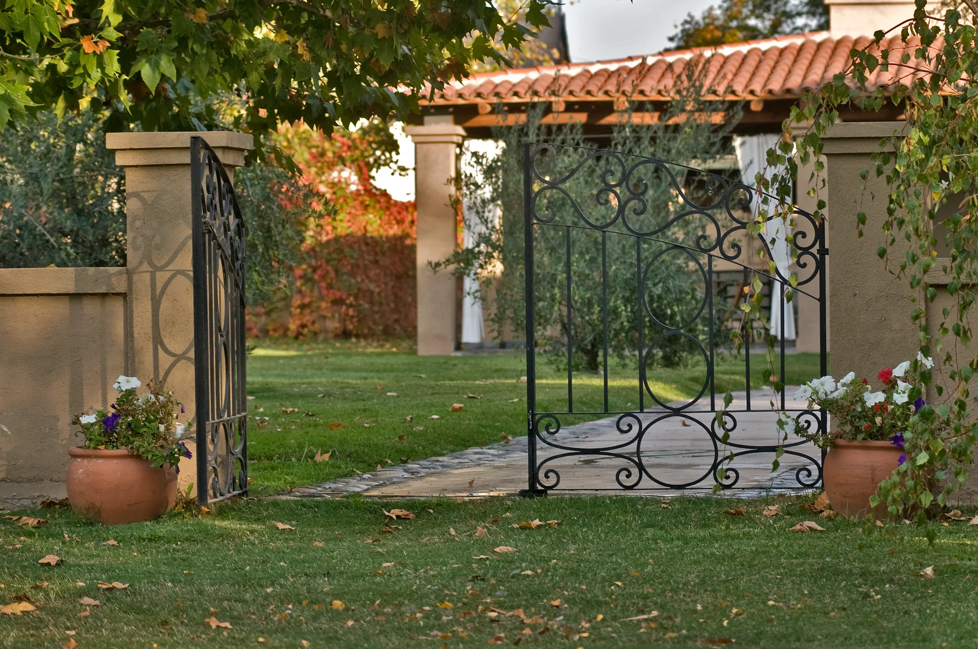 The wrought-iron gate that welcomes guests to Verde Oliva