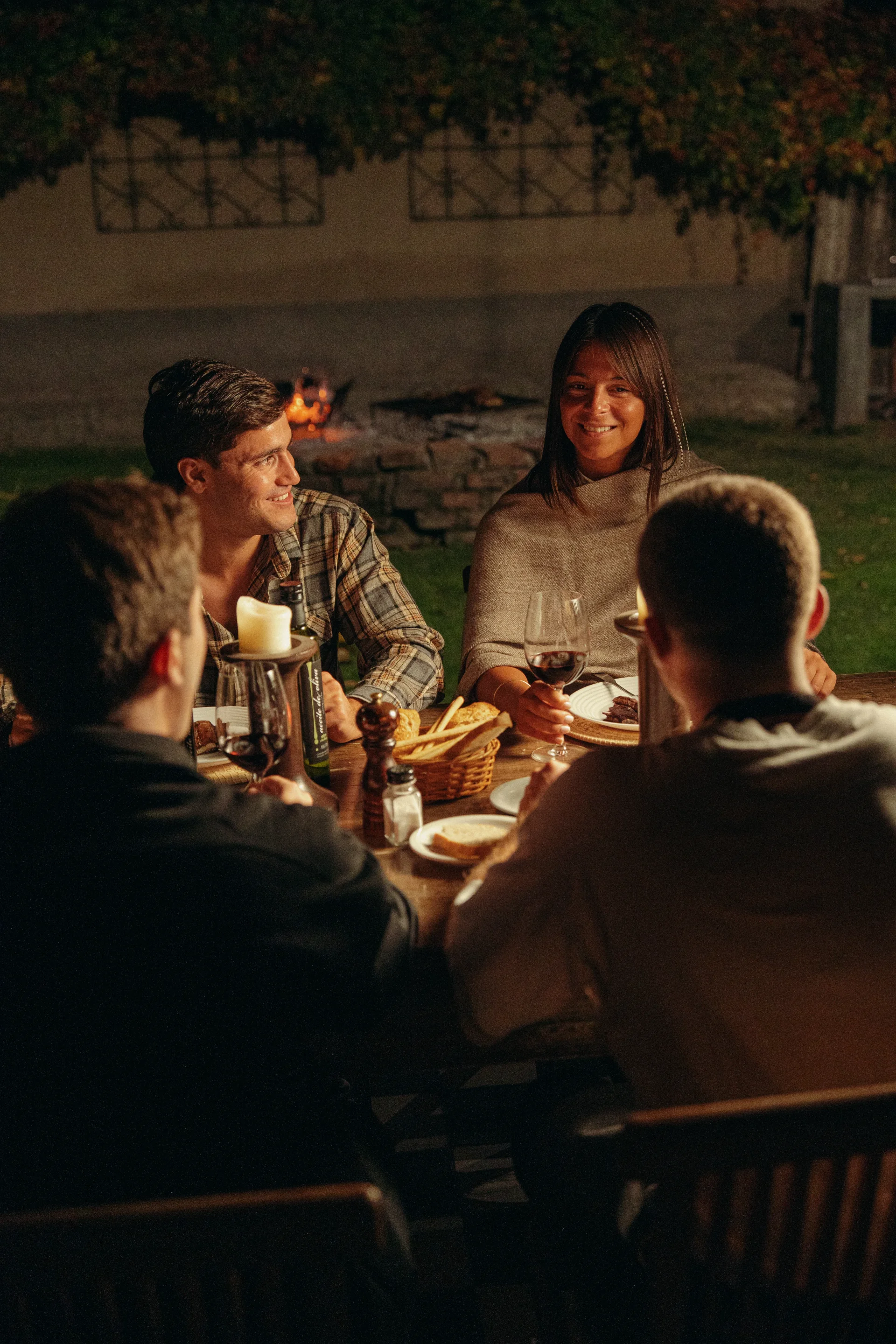 Abrasa Viva dinner table at night
